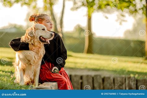 Linda Chica Con Perro Recuperador De Oro En La Naturaleza Imagen De