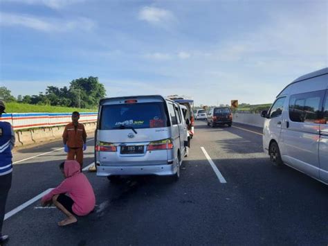 Kecelakaan Maut Di Tol Cipularang Minibus Tabrak Truk Tewas Luka