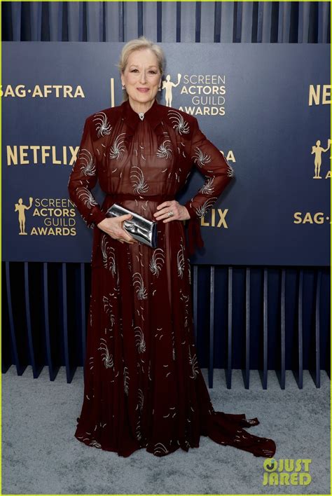 Anne Hathaway (in Cerulean), Meryl Streep & Emily Blunt Pose at SAG ...