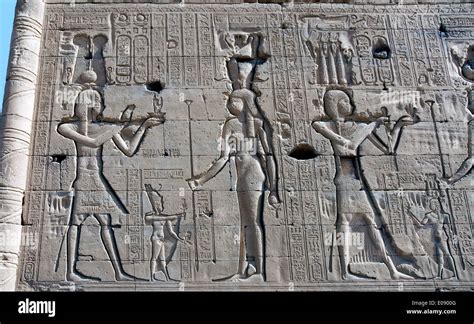 Egipto Dendera Ptolemaico Templo De La Diosa Hathor Tallados En Las