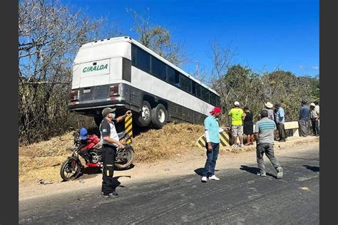 Así fue el accidente donde un bus se salva de caer a un río