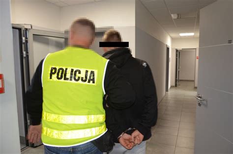 Policjanci z drogówki zatrzymali 22 letniego kierowcę z narkotykami i