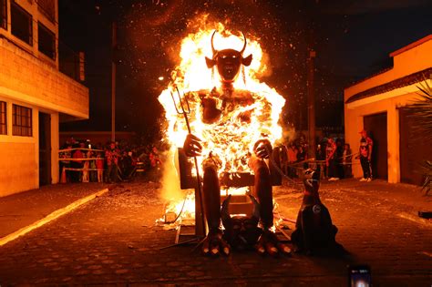 Quema Del Diablo En Guatemala Vecinos Celebran Antigua Tradición En