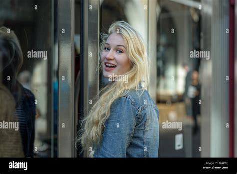 Jeune Tudiante Blonde Se Passe Dans Un Tram Tout En Souriant L Appareil Photo Photo Stock Alamy