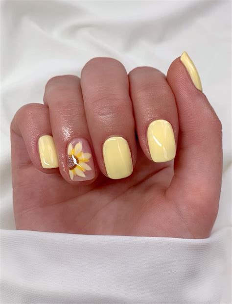 Pretty Sunflower Nails To Brighten Up Your Look