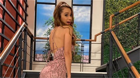 Yanet García Yanet Garcia Flaunts Her Sexy Curves In A Sexy Bikini