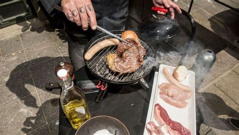 Den skaldede kok udpeger de bedste stykker kød til grillen Det er