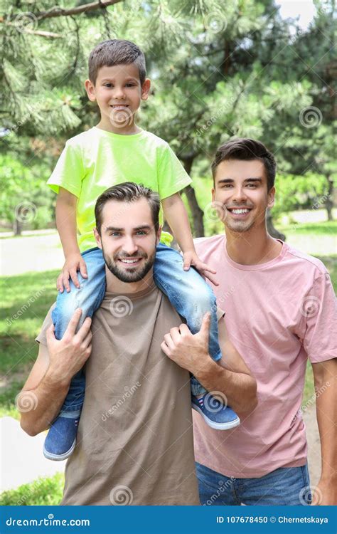 Pareja Gay Masculina Con El Hijo Adoptivo Que Se Divierte En Parque Foto De Archivo Imagen De