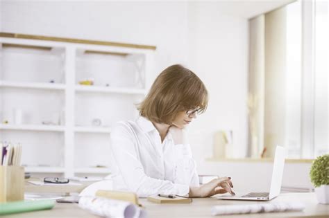 Mujer Usando Laptop Foto Premium