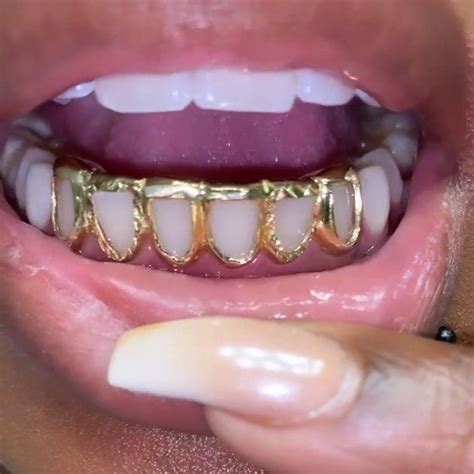 Pin by 𝐀𝐋𝐘𝐒𝐄 𝐖𝐈𝐋𝐋𝐈𝐀𝐌𝐒 on вℓαк ραяαє in 2020 Grillz Grillz teeth