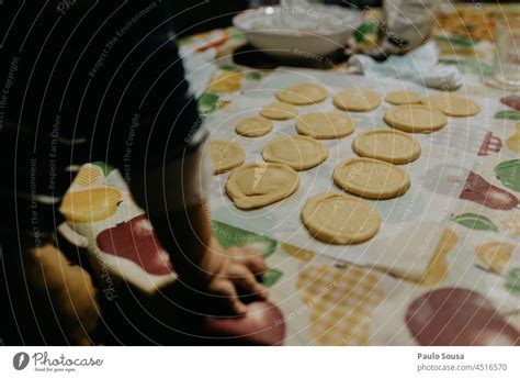 Kakao Beim Keks Backen Auf Den Tisch Gestreut Ein Lizenzfreies Stock