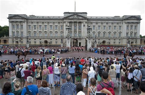 This is How Much It Costs To Rent Buckingham Palace (And Other Famous