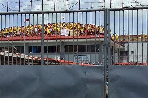 Philippines Inmates Protest On Prison Roof Over Food Warden The