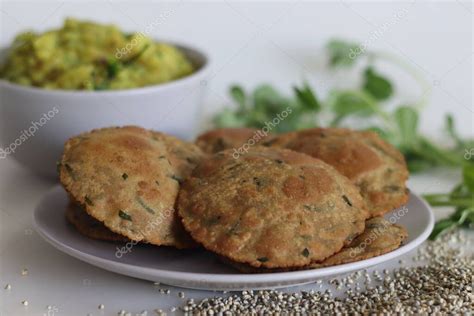 Bajra Methi Puri Pan Plano Indio Frito Hecho De Harina De Mijo Perla Y