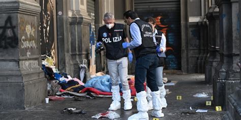 Paura A Napoli Vigile Preso A Sprangate In Testa Poi Spara E Ferisce