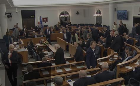 Senat Zdecydowa W Sprawie Zakazu Handlu W Wigili Oraz Dodatkowej