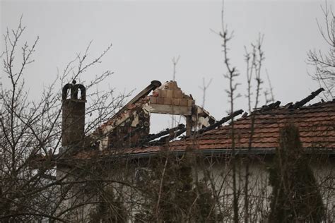 Žena doziva svoju majku nakon požara u Domu za stara lica