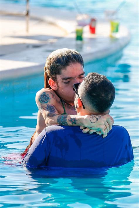 Influenciadora Leandrinha Troca Beijos O Namorado Na Piscina Da