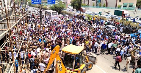 New Delhi A Bulldozer Arrives At Shaheen Bagh For The Anti