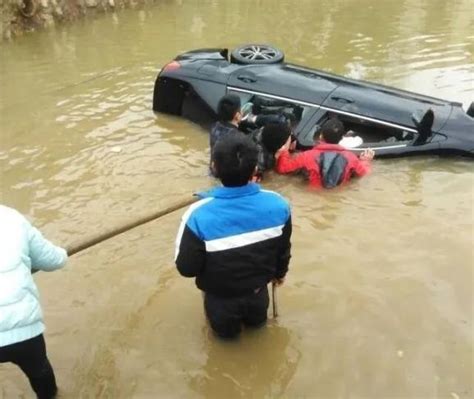 事发湘乡！小车冲进池塘，村民合力救出一家四口 澎湃号·媒体 澎湃新闻 The Paper