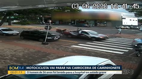 Motociclista Arremessado Para Dentro De Ca Amba De Caminhonete Ap S