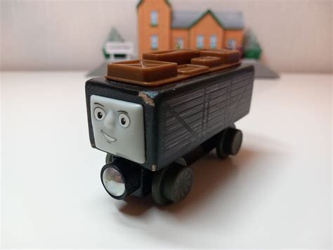 Se produkter som liknar Thomas tåg Wooden Railway 202 på Tradera