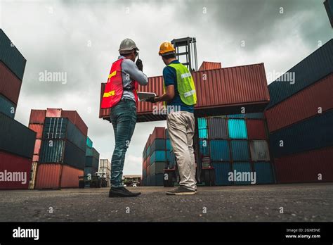 Industriearbeiter Arbeitet Mit Kollegen Auf Bersee Reederei Container