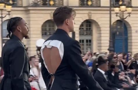 Video Joe Burrow Walks In Paris Fashion Show In Revealing Suit The Spun