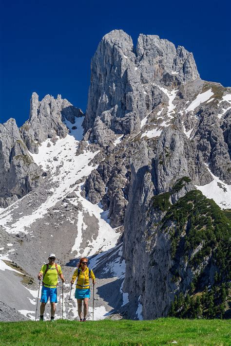 Mann Und Frau Beim Wandern Bild Kaufen 71375889 Lookphotos