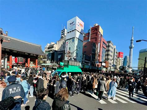 今日の浅草。 浅草寺への参拝の列は雷門をオレンジ通り側に伸びて折り返し、江戸通り 浅草観光連盟