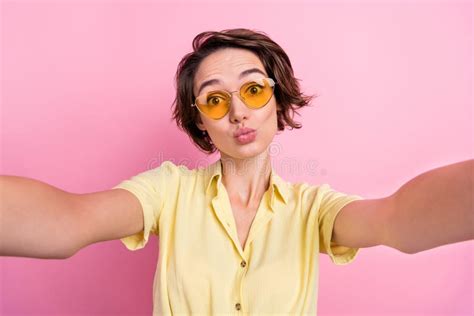 Foto De La Jovencita Guapa Dama De Brunette Do Selfie Llevar Gafas Amarillas Aisladas En Color