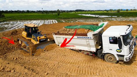 Great Technique Skiller Operator Bulldozer Working Push Recovery Dump