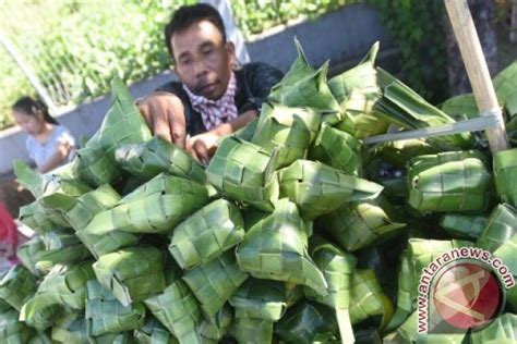 Kulit Ketupat Dari Daun Pandan Makin Diminati Hanya Rp12 500 Antara News