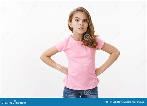 Sérieuse Stricte Et En Colère Petite Fille Arrogante Blonde Debout Dans Une Pose Offensante