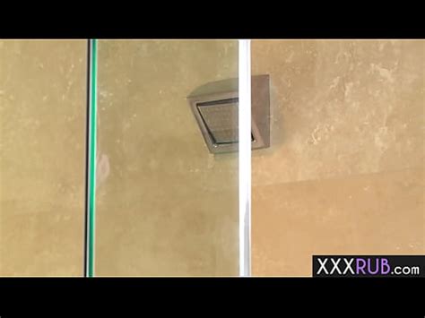 La MILF Khloe Kush le dio una mamada perfecta a su cliente después de