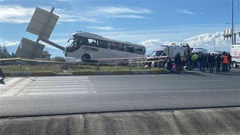 Denizli de Taylandlı turistleri taşıyan otobüs kaza yaptı 20 yaralı