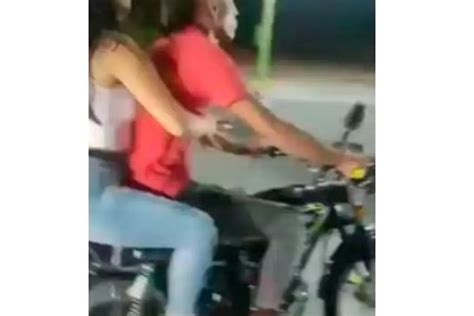 Intenta Hacer Caballito En Su Moto Y Su Amiga Muere Video Xeu