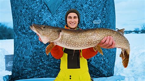 Pêche sous Glace en milieu Urbain Gros Brochet du Québec YouTube