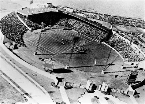 9 vintage pictures reveal the glory of Roosevelt Stadium - KNOWOL