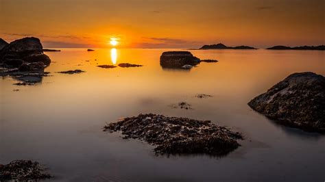 绝美日落海景，岩石与地平线交织的4k高清壁纸（3840x2160）免费下载 墨鱼部落格