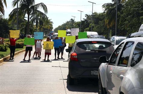 Bloquean Padres De Tres Primarias El Bulevar De Las Naciones Exigen