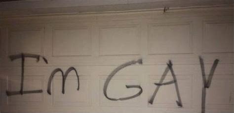Alguien Pint La Palabra Gay En El Garaje Para Humillar A Sus Hijas Lo