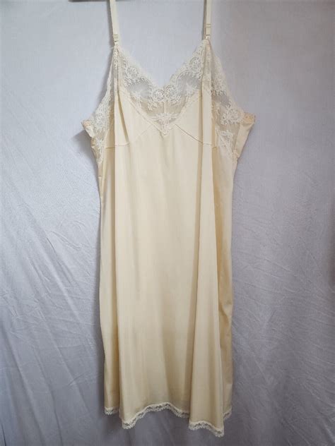 Vintage Wonder Maid Beige Nylon Slip Petticoat Size 4 Gem