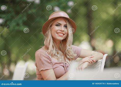 Portrait of a Young Woman Blonde Glasses Outdoors in the Park Stockfoto Bild von glücklich