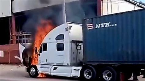 Se incendia tráiler en LC Michoacán falla mecánica sería la causa del