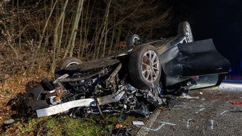 Unfall Auf B49 Bei Fernwald Eine Tote Und Zwei Schwerverletzte Nach