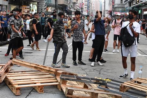 Polícia prende manifestantes em mais um dia de protestos em Hong Kong