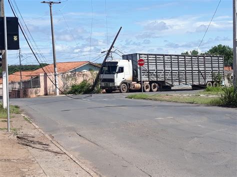 Caminhão derruba 3 postes danifica fiação e bairro de Cuiabá fica sem