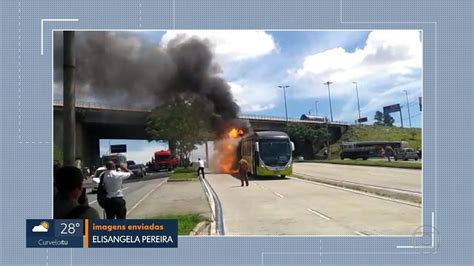 Nibus Do Move Pega Fogo Na Avenida Ant Nio Carlos Em Belo Horizonte