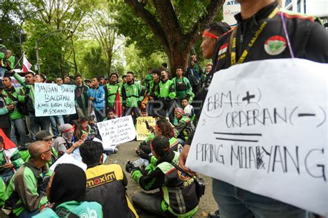 UNJUK RASA OJEK ONLINE DI MEDAN ANTARA Foto